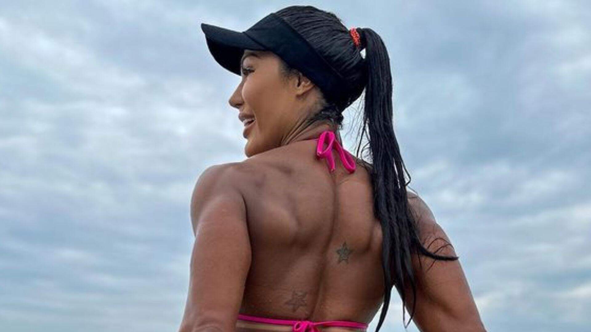 Gracyanne Barbosa mostra como encostar ‘tabaca’ na parede ao abrir as pernas: “Gigante” - Metropolitana FM