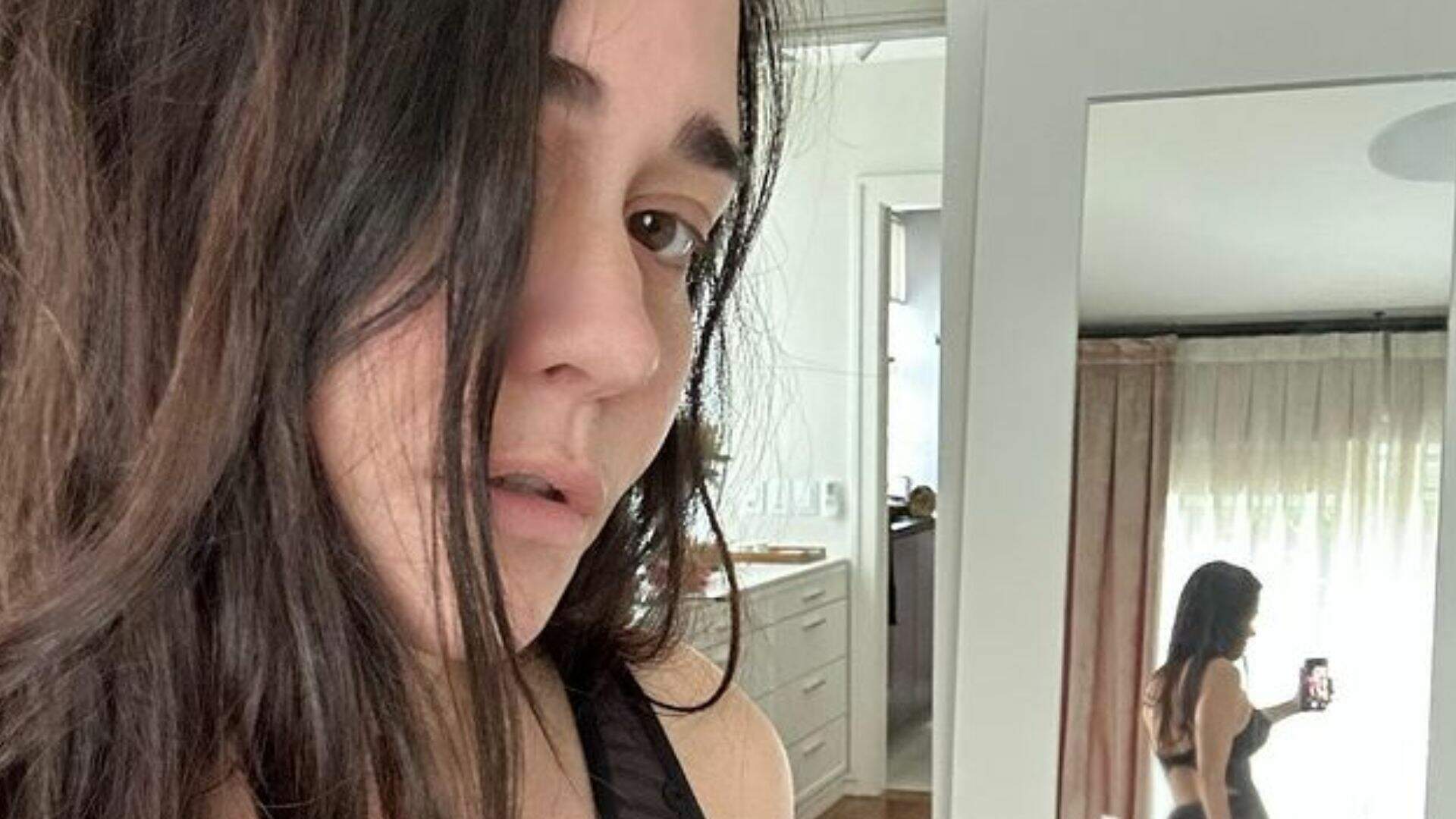 Alessandra Negrini dispensa as roupas no quarto e espelho acaba mostrando bumbum na nuca: “Lingerie sumiu” - Metropolitana FM