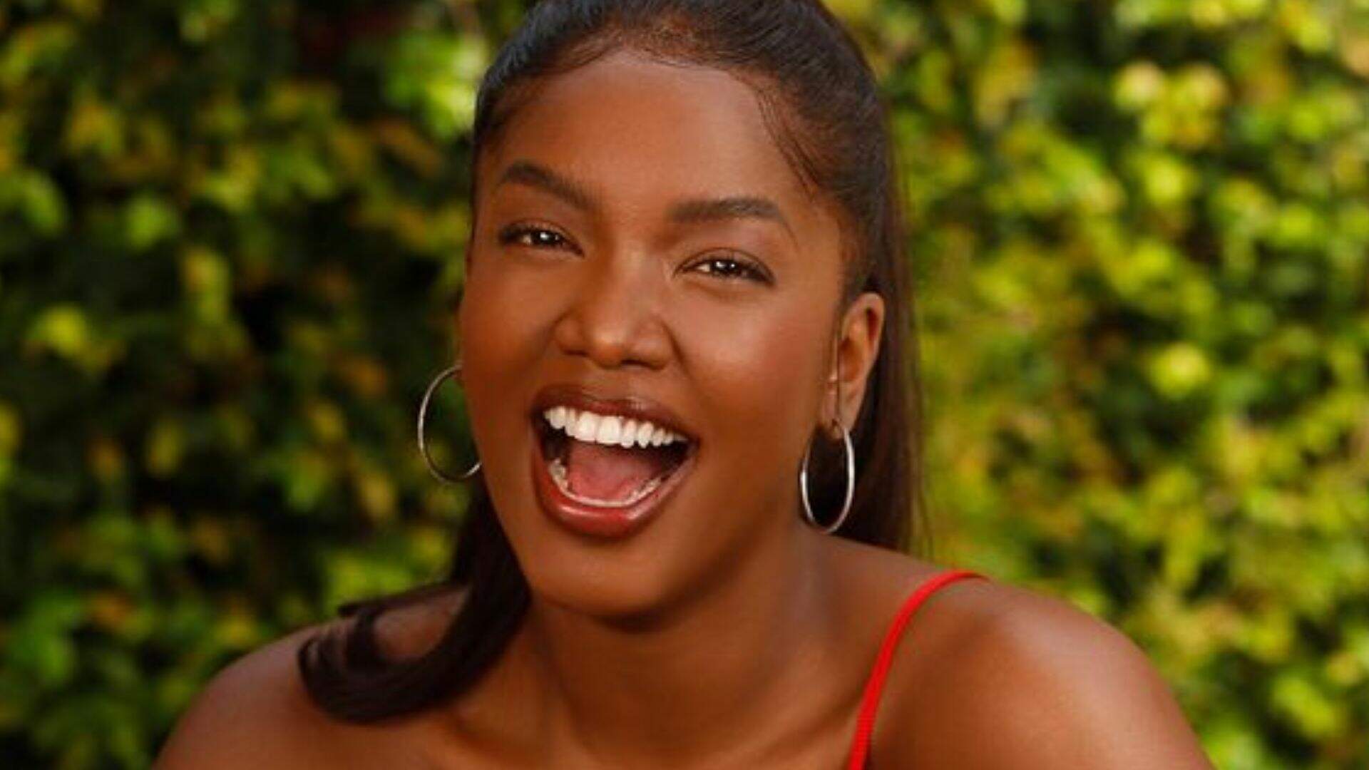 IZA dá mergulho e fio-dental cava até o limite no bumbum: “O maior que eu já vi no Instagram” - Metropolitana FM