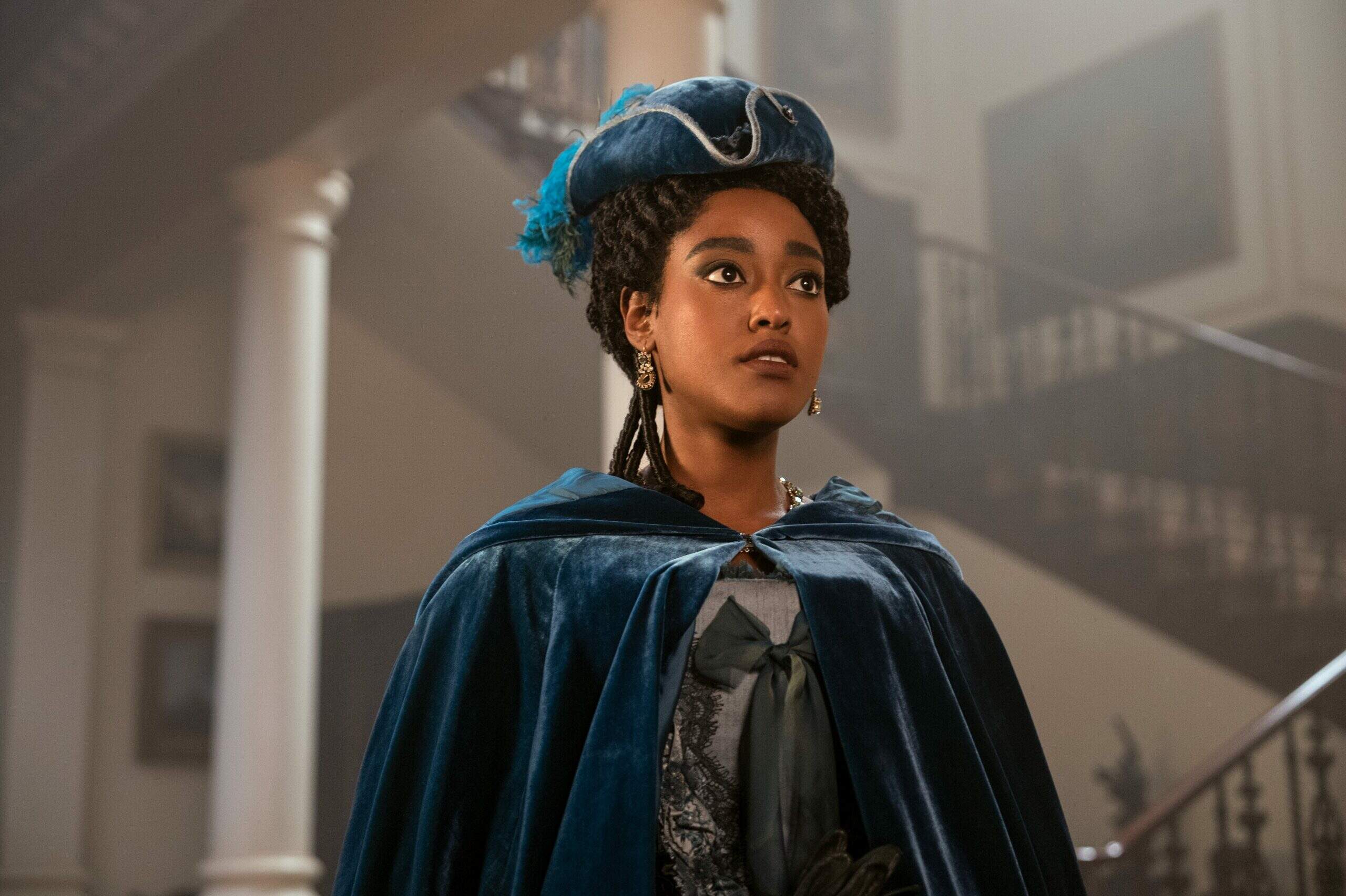 Lady Agatha Danbury em "Rainha Charlotte: Uma História Bridgerton" (Foto: Reprodução/Netflix)