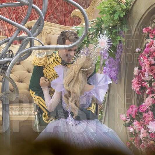 Jonathan Bailey e Ariana Grande nos bastidores de Wicked (Foto: Reprodução)