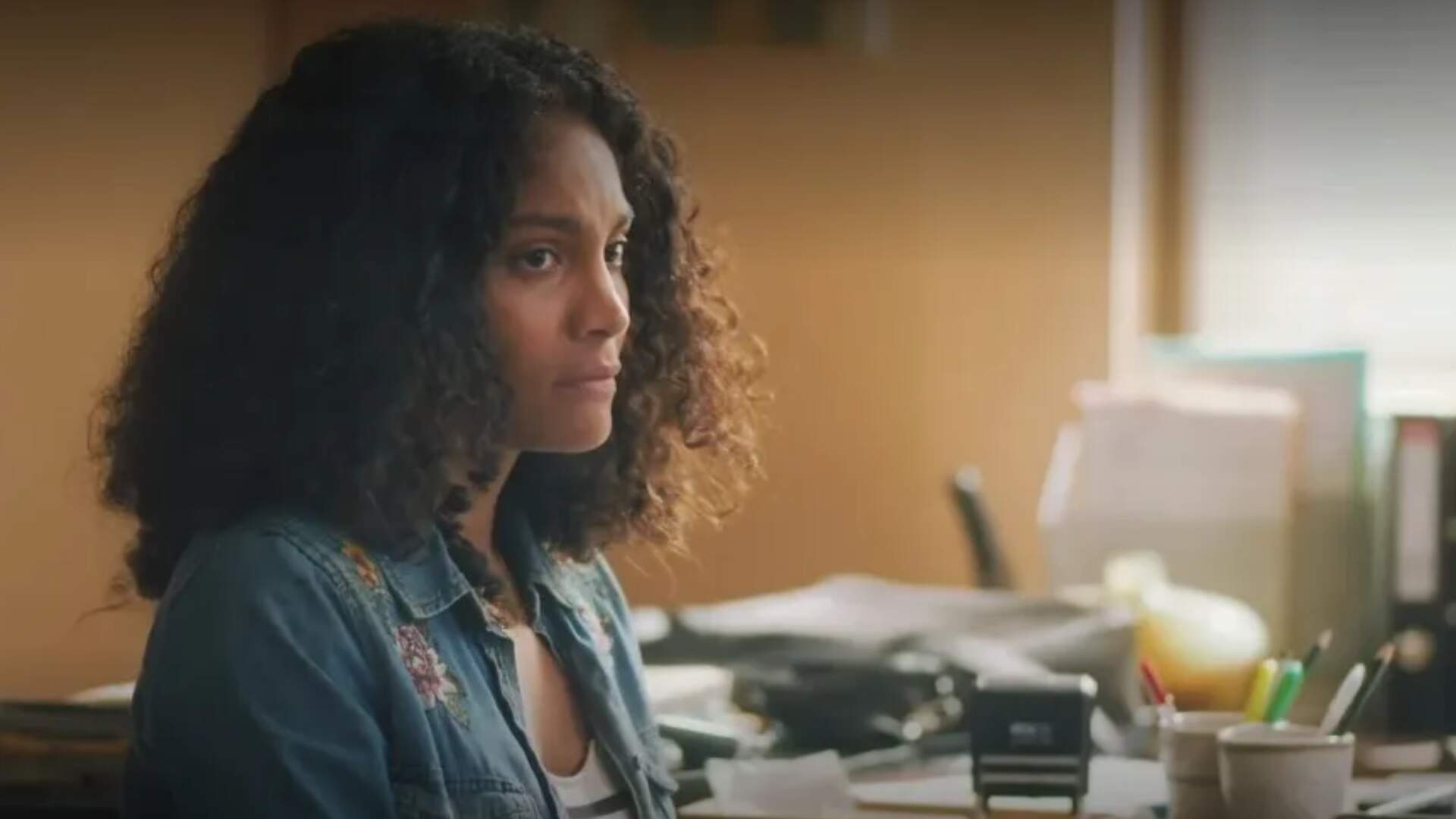 Terra e Paixão: Chantagista?! Aline dá seu depoimento e é acusada de assassinato