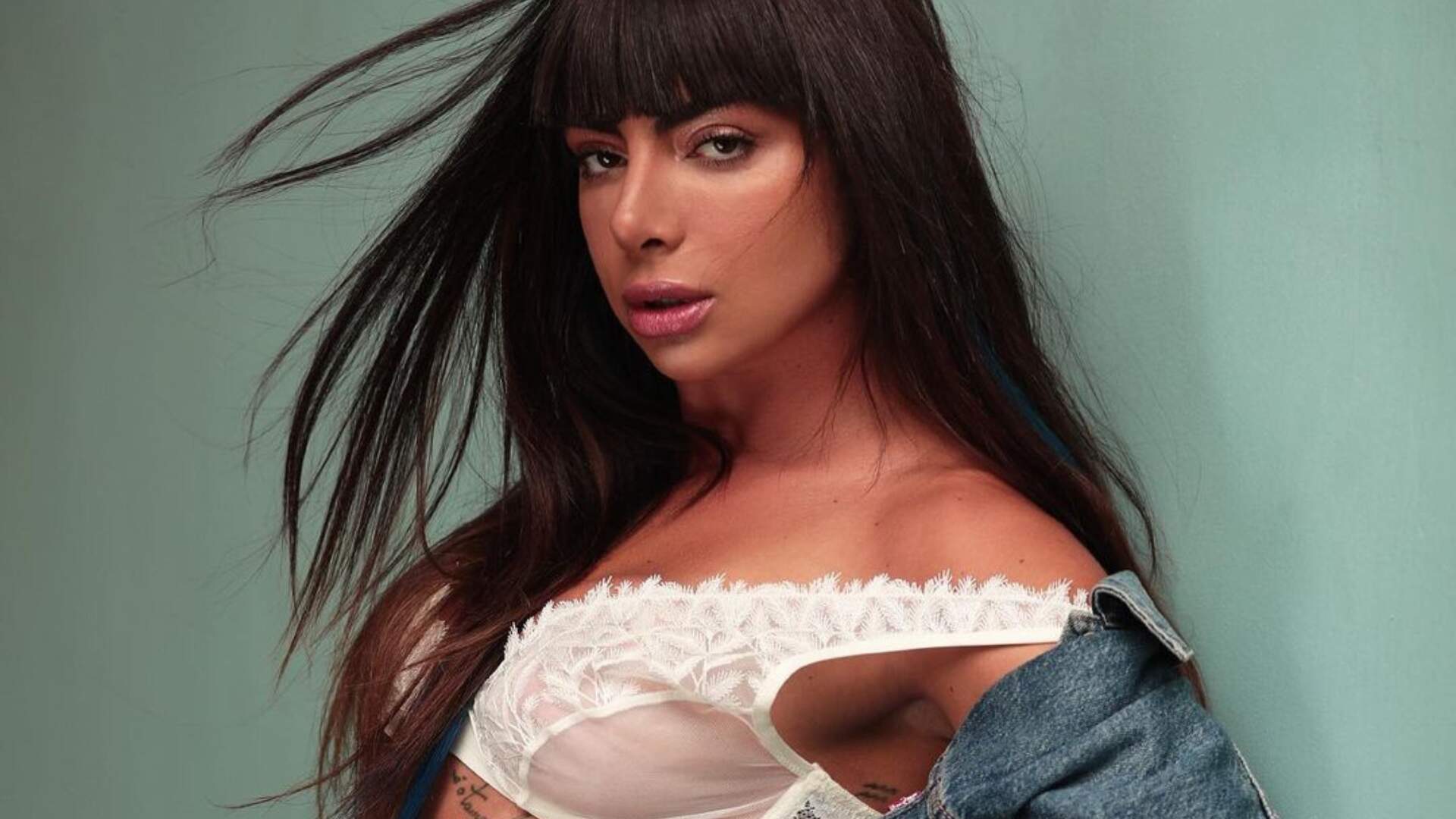 De pernas abertas, Gabi Diniz mostra ‘bumbum’ redondo e sensualiza na praia: “Molhada” - Metropolitana FM