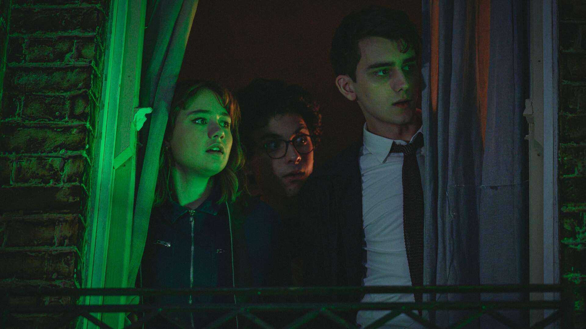 Lucy (Ruby Stokes), George (Ali Hadji-Heshmati) e Lockwood (Cameron Chapman) em Lockwood & Co. (Foto: Parisa Taghizadeh/Netflix)