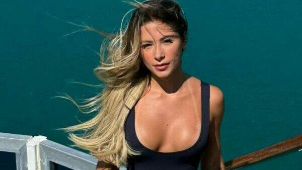 Escândalo sensual: Nathalia Valente mostra seu menor biquíni e empina ‘bumbum’ enquanto lava carro