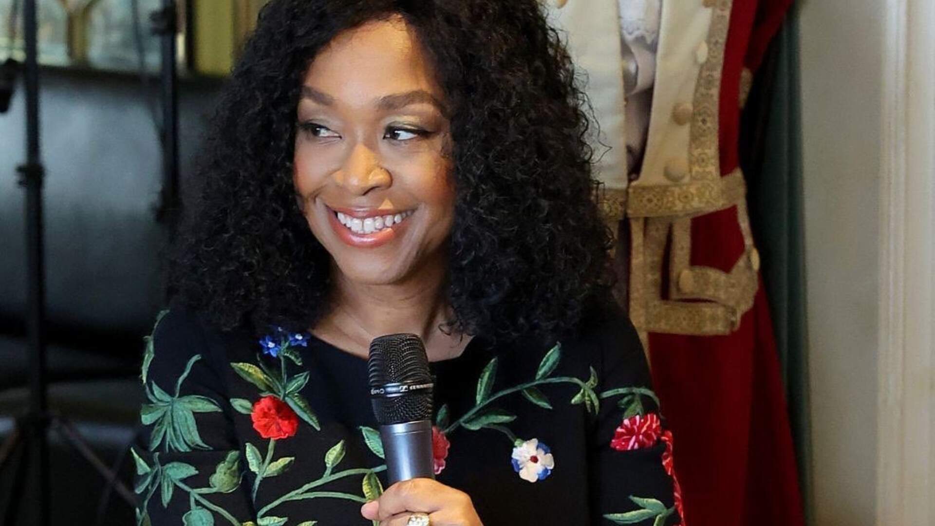 ABC x Netflix: Shonda Rhimes fala sobre as diferenças entre a rede e a plataforma de streaming - Metropolitana FM