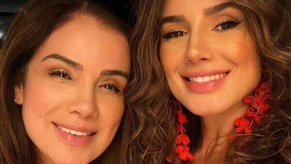 Mãe de Paula Fernandes choca a web com beleza jovial: “Parecem irmãs”