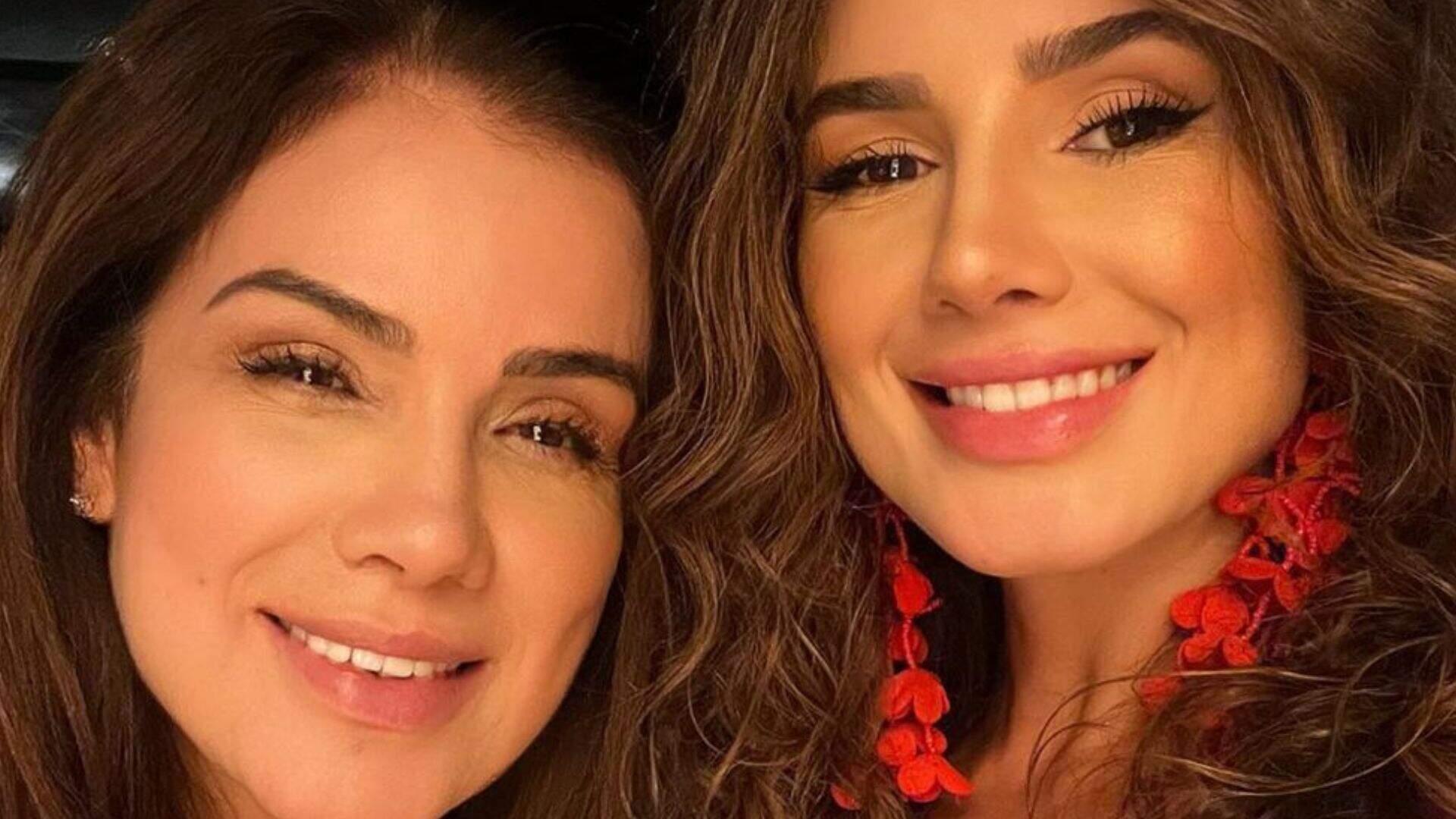 Mãe de Paula Fernandes choca a web com beleza jovial: “Parecem irmãs”