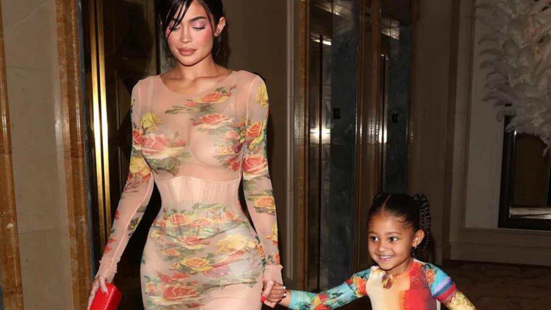 Acompanhada da filha, Kylie Jenner elege vestido transparente e florido para evento
