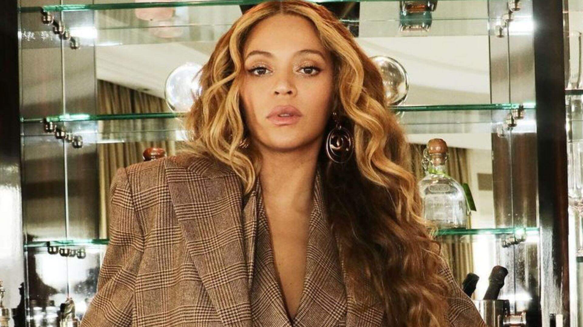 De look curtinho e pernas à mostra, Beyoncé esbanja beleza em novos cliques