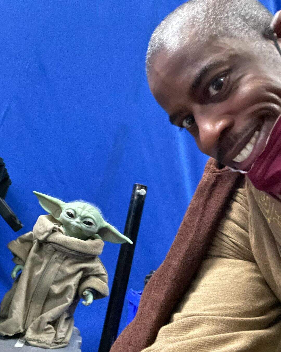 Ahmed Best nos bastidores de "The Mandalorian" (Foto: Reprodução/Instagram)