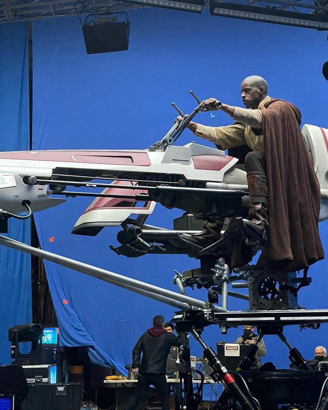 Ahmed Best nos bastidores de "The Mandalorian" (Foto: Reprodução/Instagram)