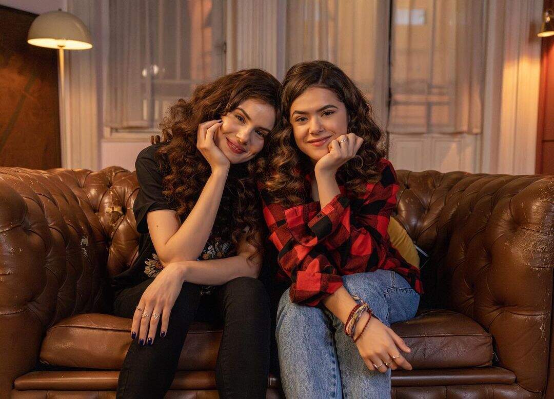 Camila Queiroz e Maísa Silva na segunda temporada de De Volta aos 15 (Foto: Reprodução/Instagram)