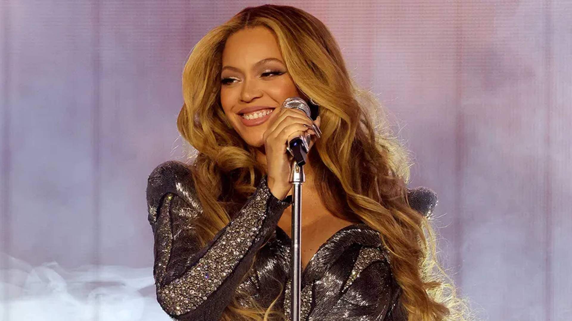Beyoncé estreia show da turnê “Renaissance” com surpresa para fãs brasileiros - Metropolitana FM