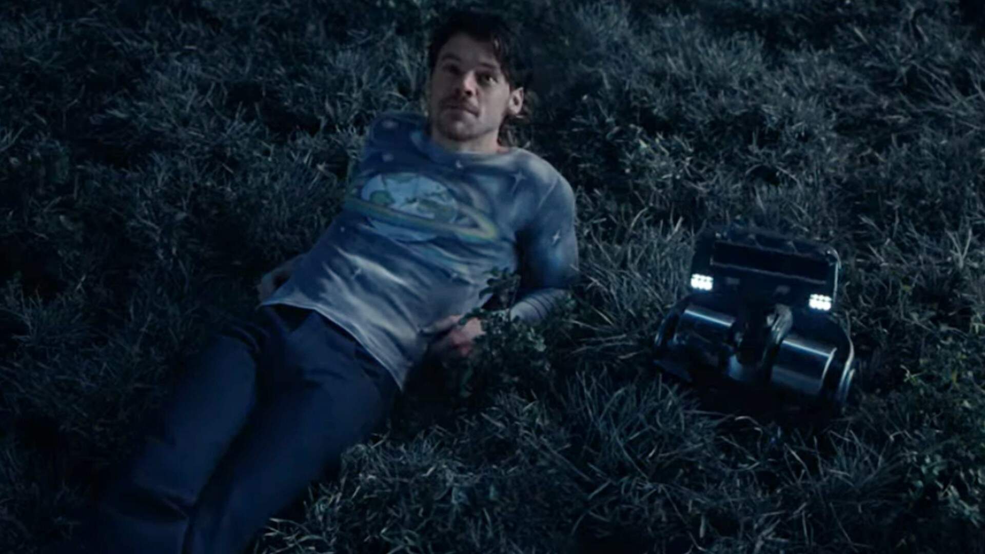 Harry Styles ajuda robôzinho aspirador em busca de seu amor no clipe do hit “Satellite”; veja!