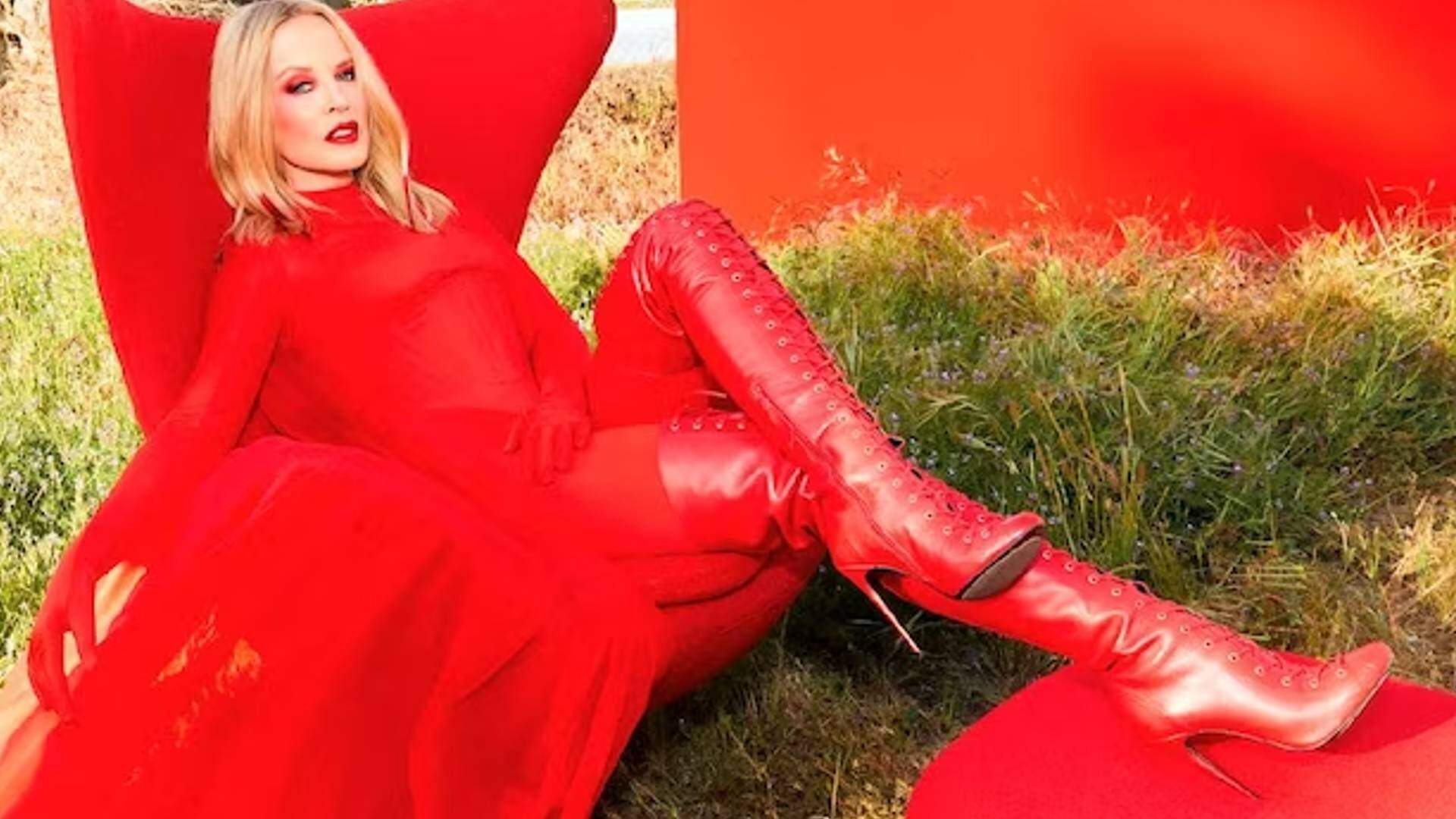 Toda de vermelho, Kylie Minogue lança mais um hino para as pistas de dança; confira!