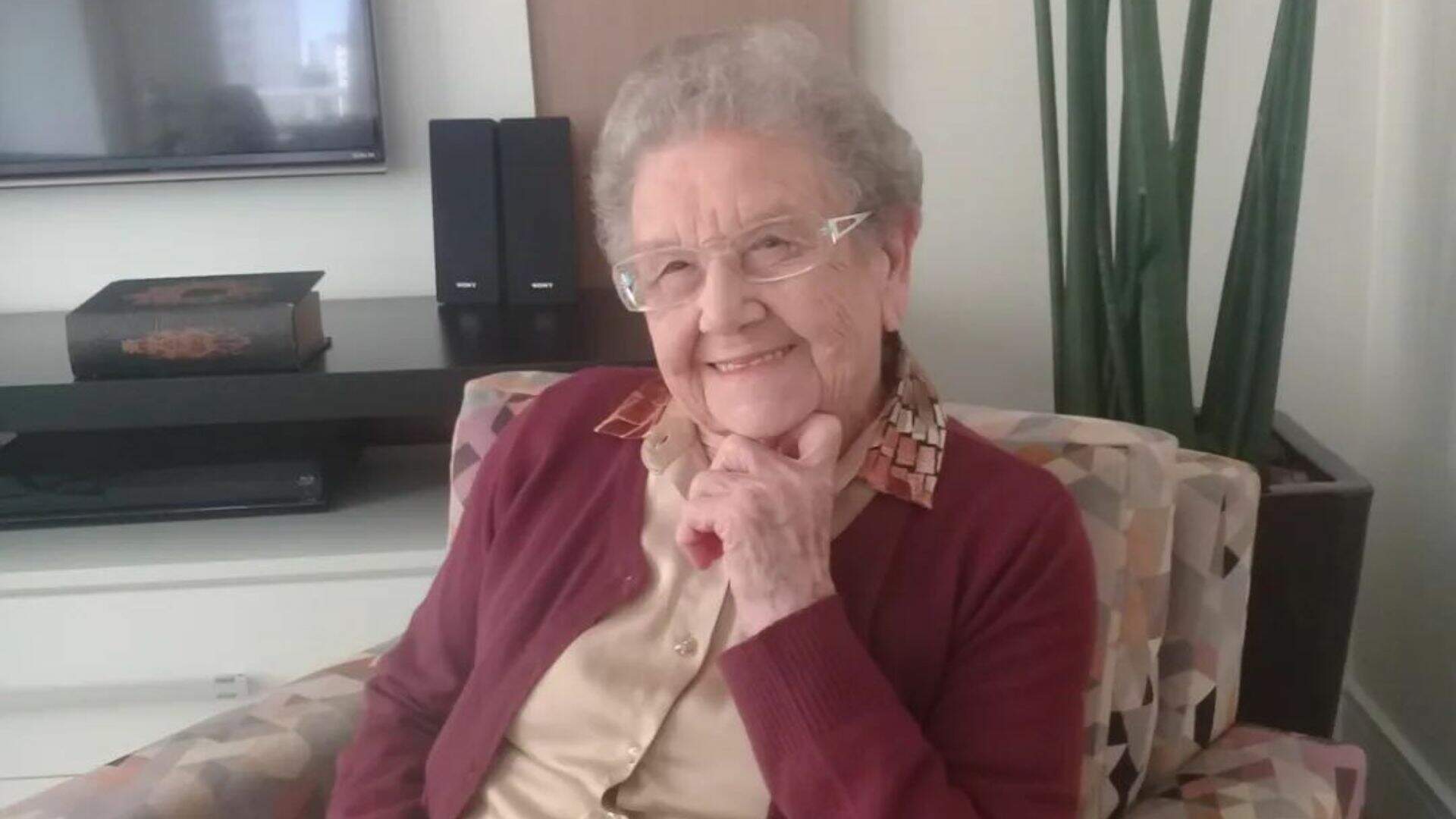 Após quase um mês internada, Vovó Palmirinha morre aos 91 anos - Metropolitana FM