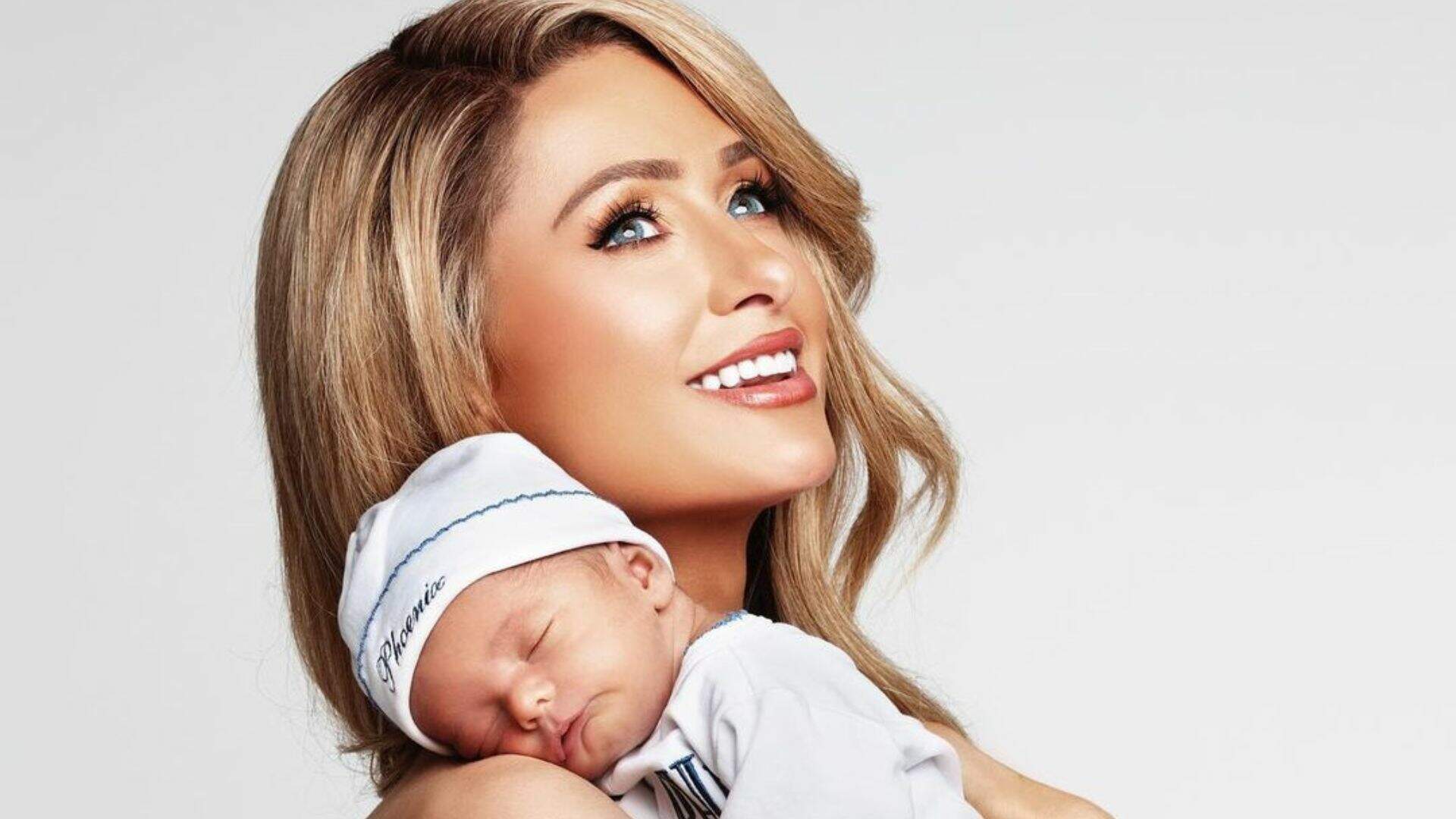 Paris Hilton comemora primeiro Dia das Mães e posa com filho