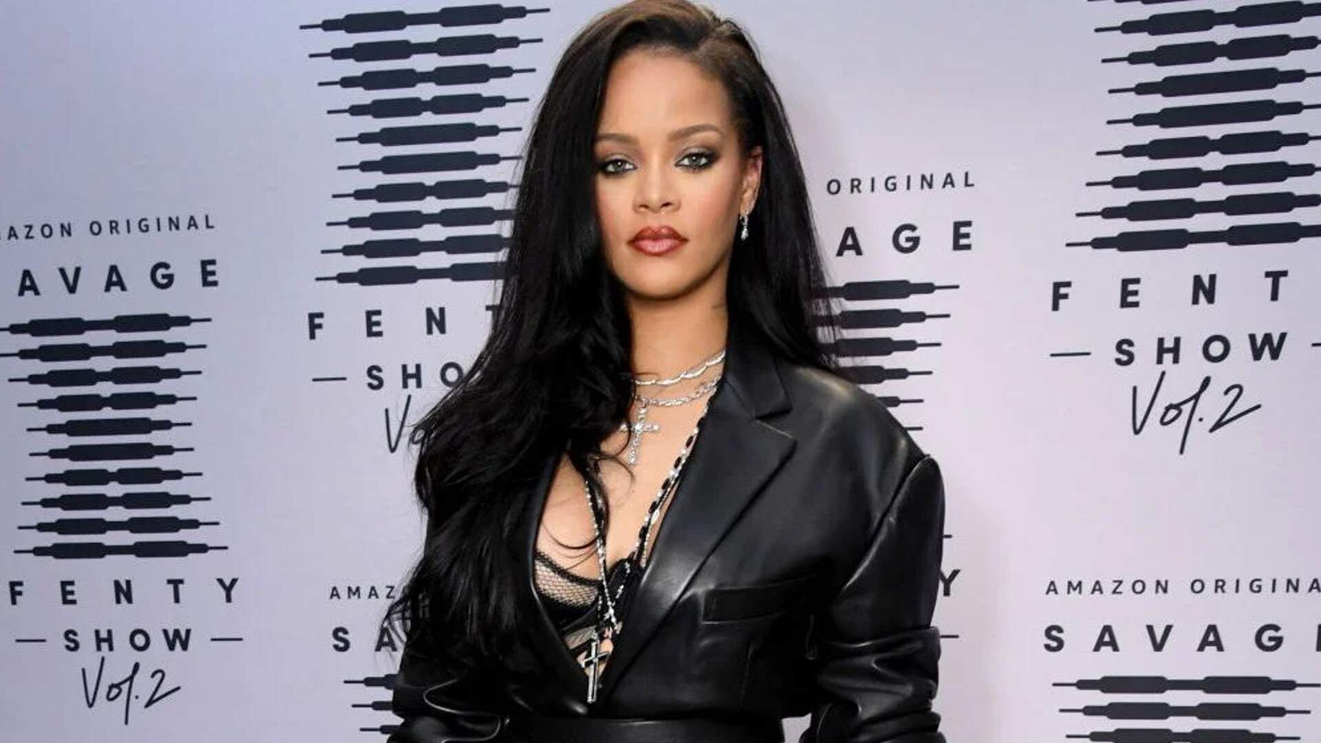 Rihanna ganha estátua de cera baseada em look polêmico que usou em desfile  especial - Metropolitana FM