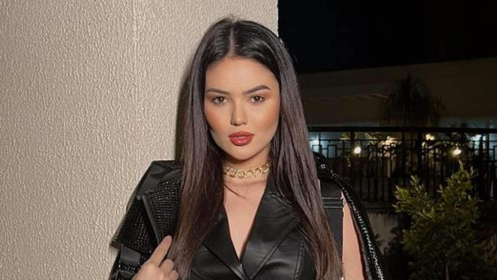 Chocando a todos, Eslovênia escolhe seu menor look e sensualiza em frente ao espelho após o treino - Metropolitana FM