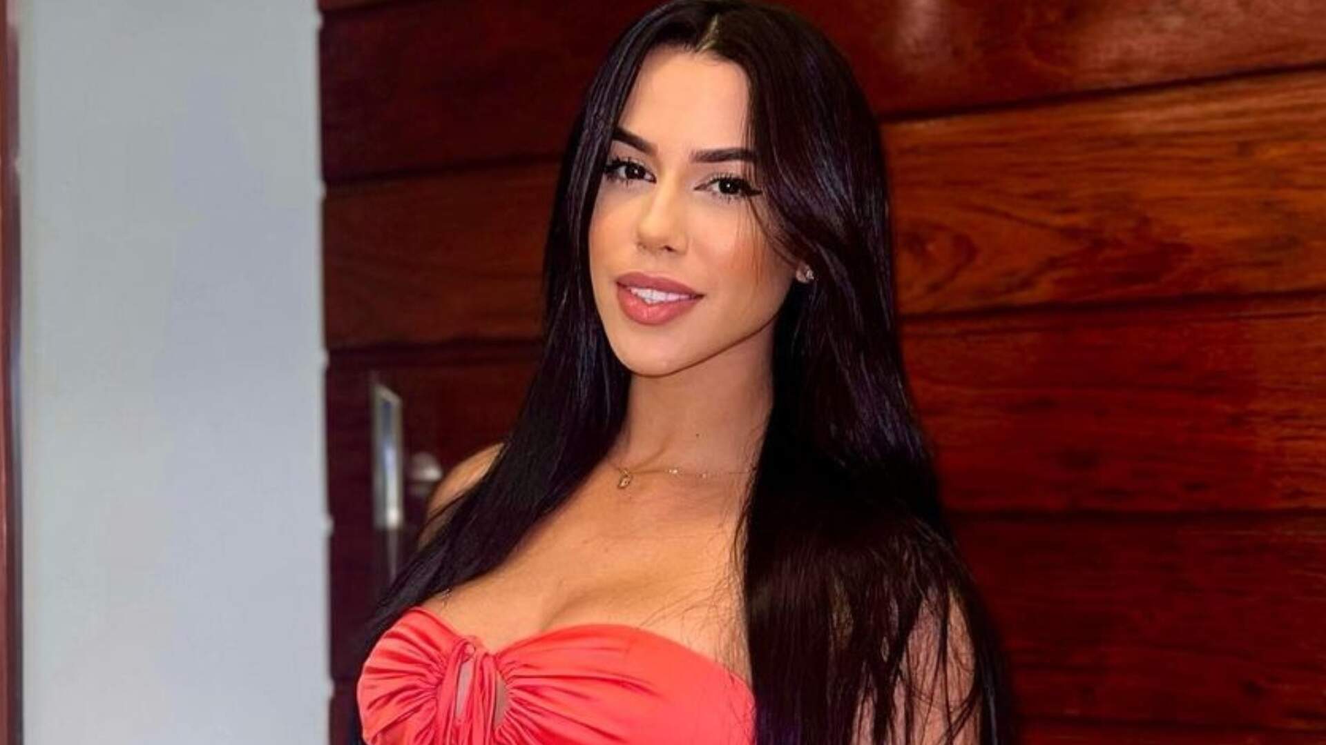 Ex-BBB Larissa Tomásia usa vestido com decote aberto até o umbigo e provoca reações na web - Metropolitana FM