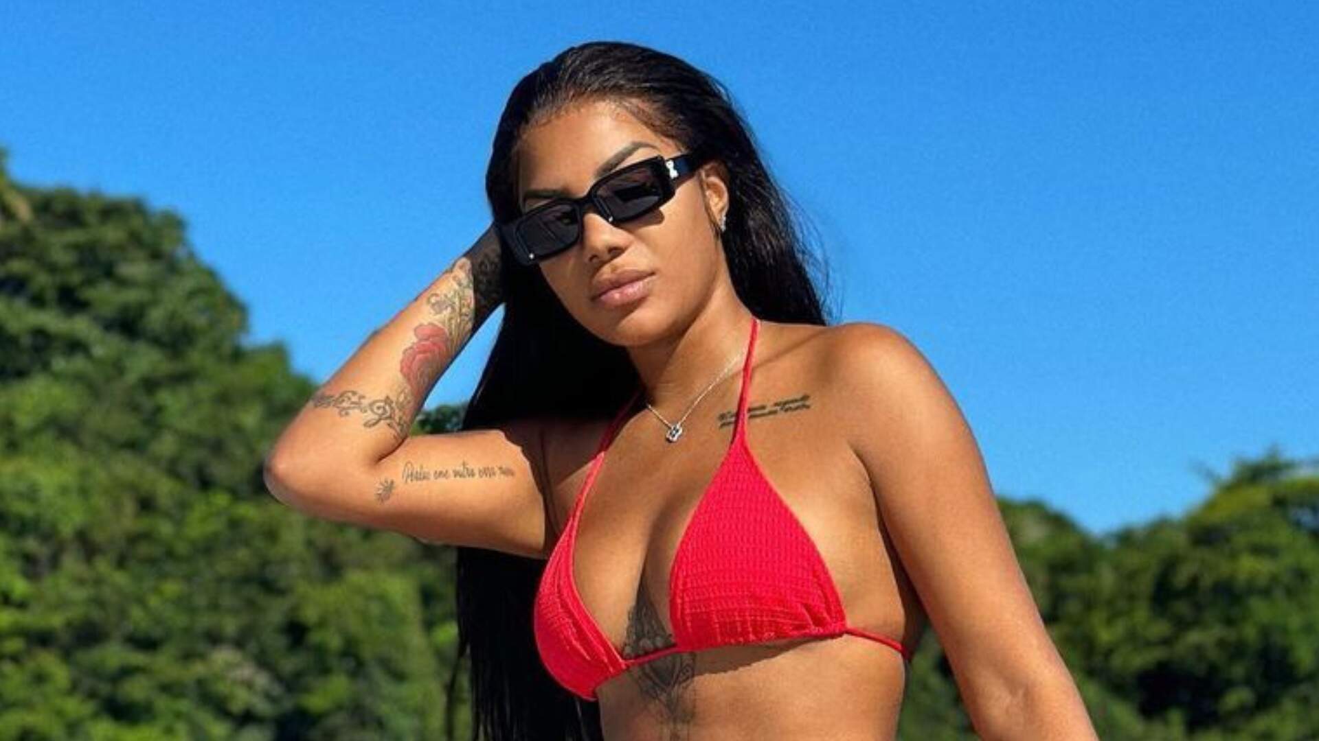 Em Angra dos Reis, Ludmilla turbina o fio-dental e prova que seu volume é dos grandes - Metropolitana FM