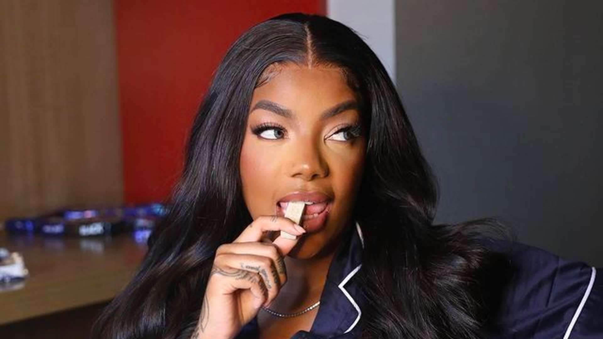 Renovando o bronzeado na piscina, Ludmilla empina para a câmera e bumbum engole o fio-dental - Metropolitana FM