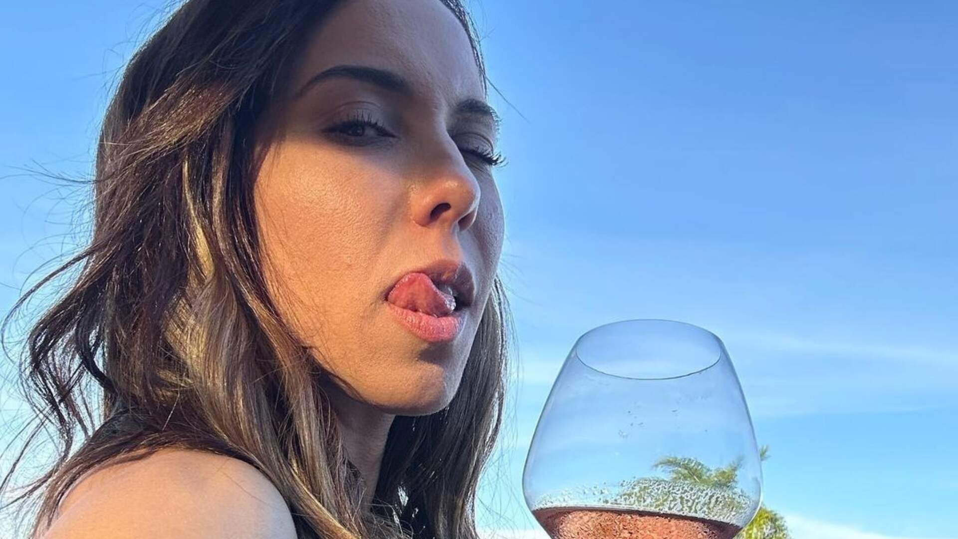Mulher Melão tira foto com o “farol aceso” e não percebe volumão atrevido marcando na blusa - Metropolitana FM