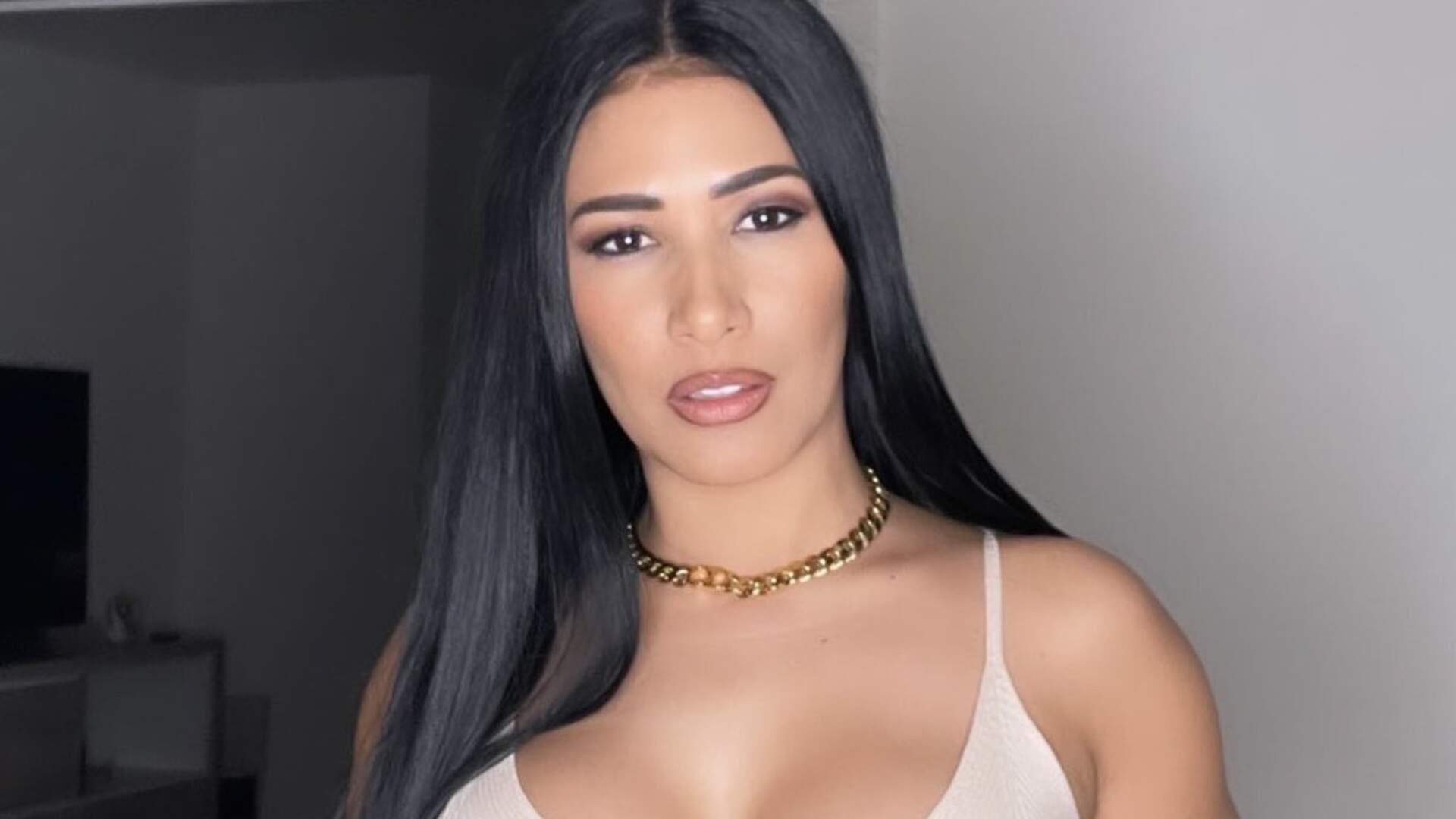 Simaria deixa o silicone sair por baixo da blusa e levanta a perninha de saia pra provocar - Metropolitana FM