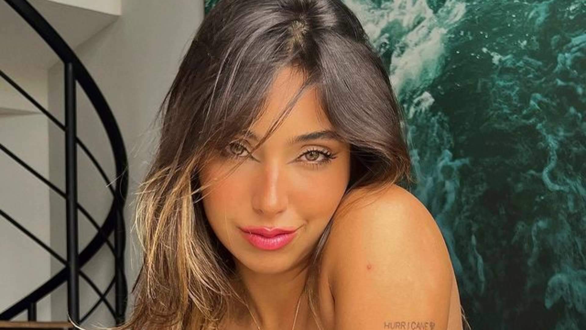 Vanessa Lopes faz a temperatura subir com biquíni minimalista e deixa escapar tatuagem íntima - Metropolitana FM