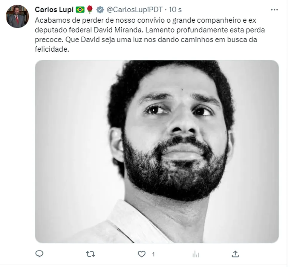 Carlos Lupi presta homenagem (Foto: Reprodução/Twitter)