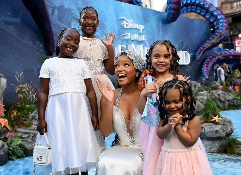 Halle Bailey posa com fãs na première de 'A Pequena Sereia' em Londres