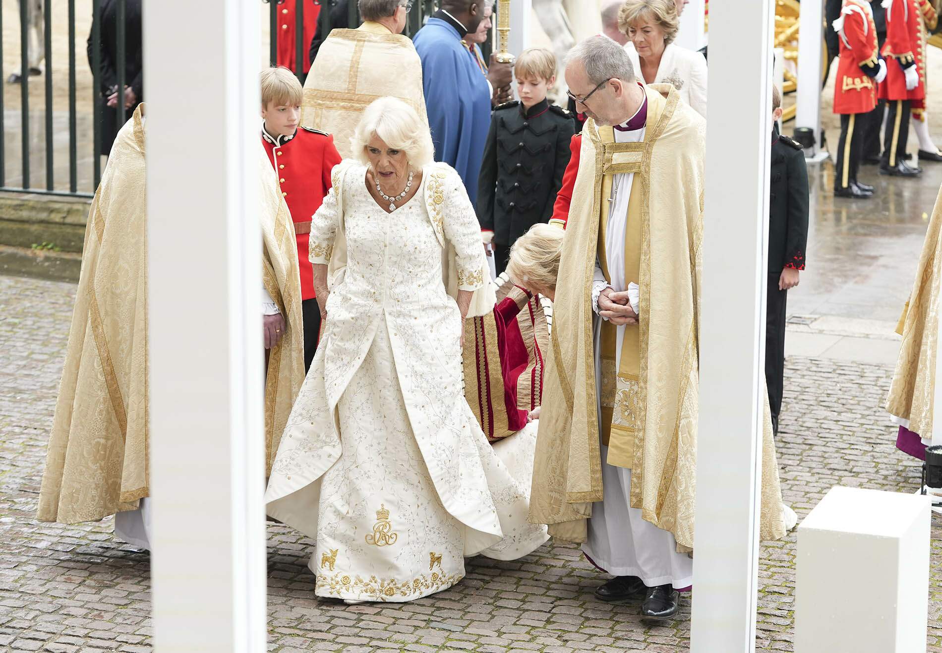 Rainha Camilla Parker optou pelo branco para o grande dia da coroação