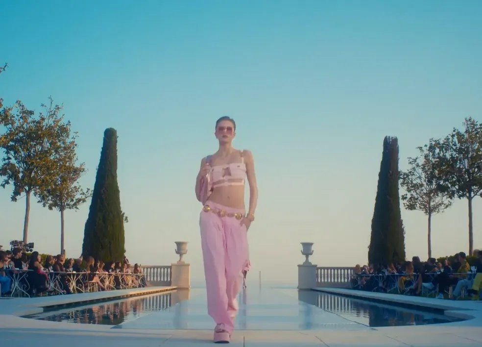 Versace exibe coleção assinada por Dua Lipa em desfile badalado com presença de celebridades