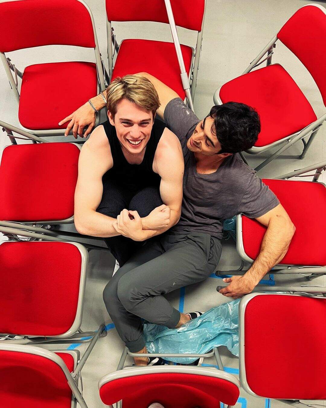 Nicholas Galitzine e Taylor Zakhar Perez nos bastidores de "Red, White & Royal Blue" (Foto: Reprodução/Instagram)