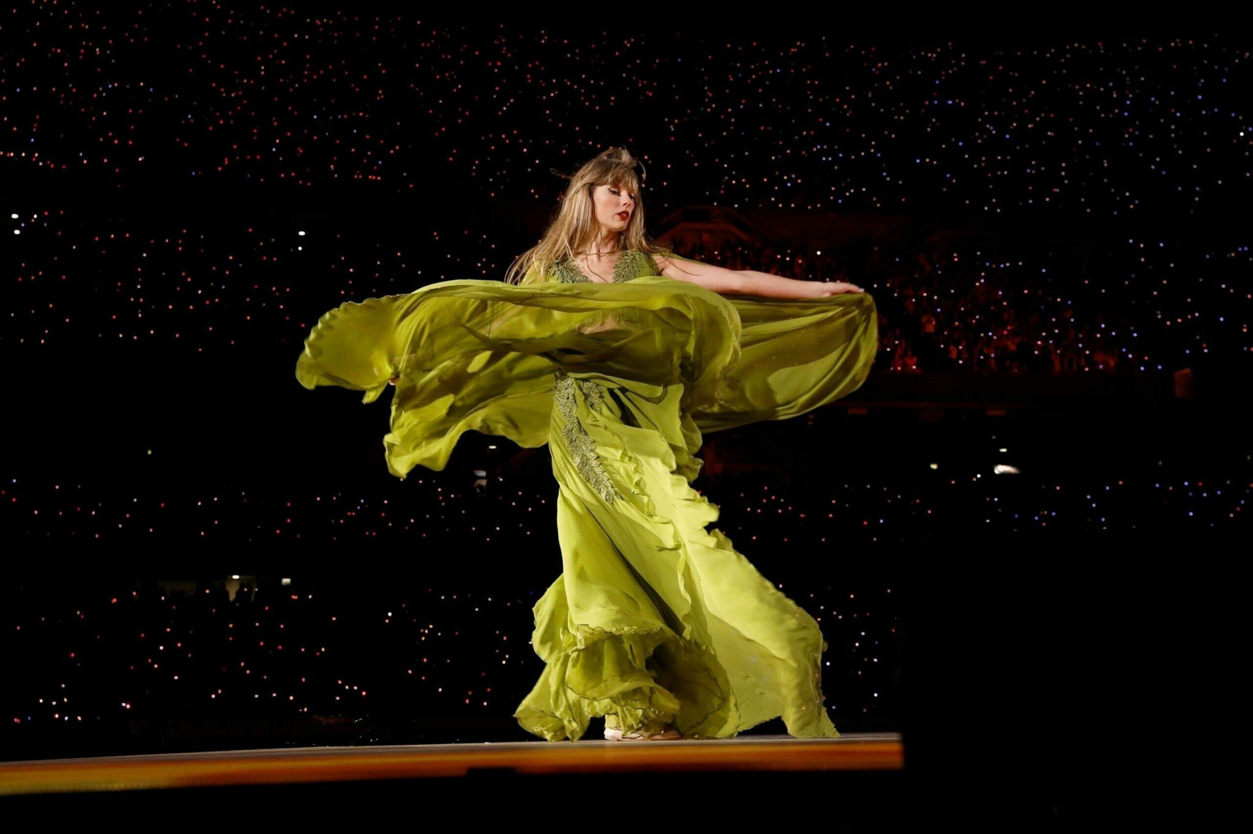 Taylor Swift usa vestido Alberta Ferretti para o set de Folklore na The Eras Tour (Foto: Getty Images)