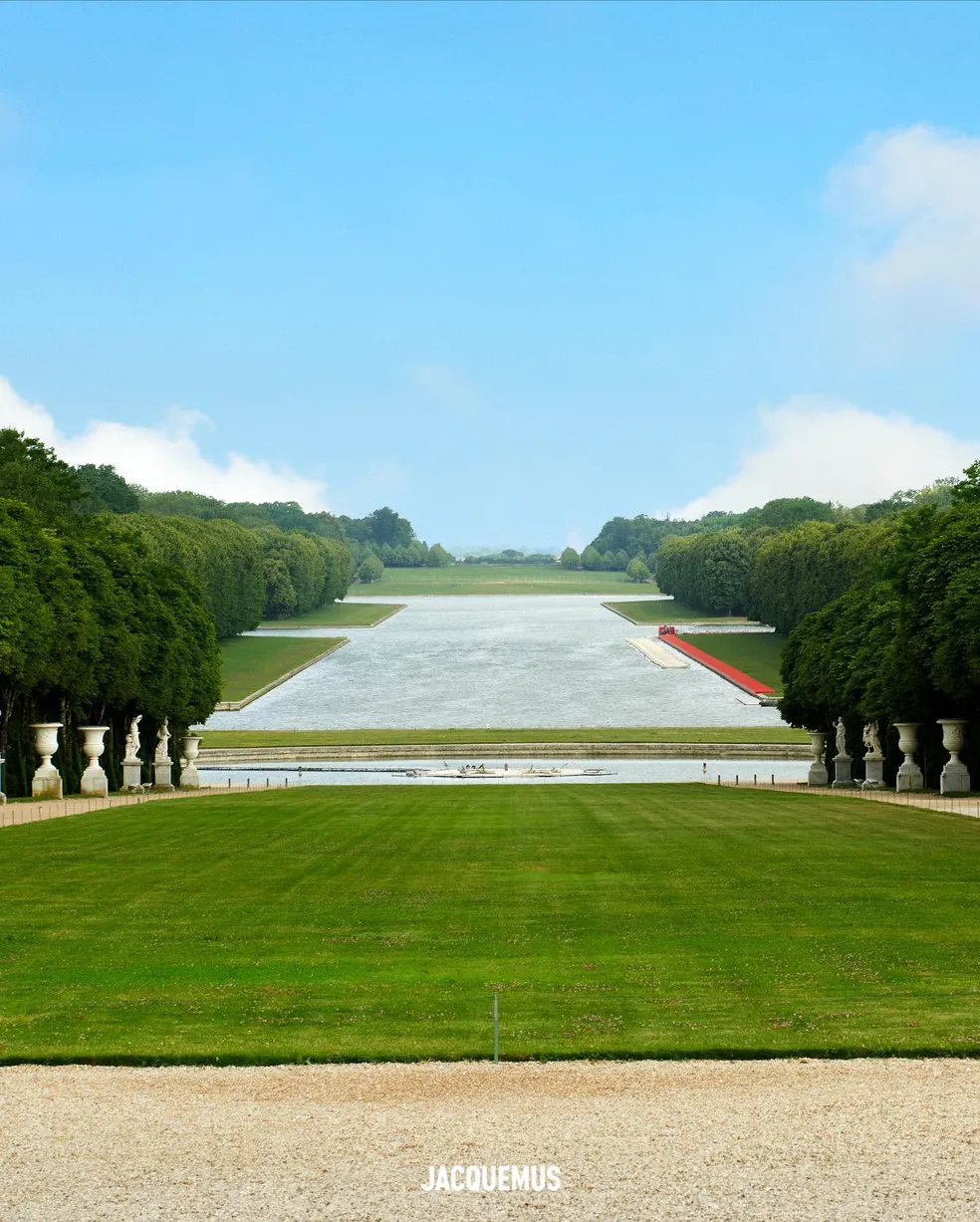 Desfile da Jacquemus foi realizado na margem do Canal de Versalhes, na França