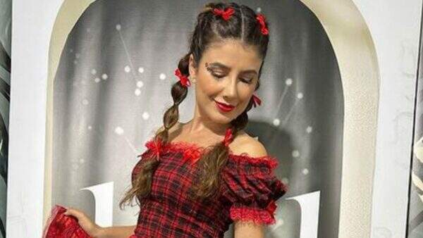 Paula Fernandes encanta com roupa ‘junina’ e exibe bastidores de show: “Bonequinha chegou”