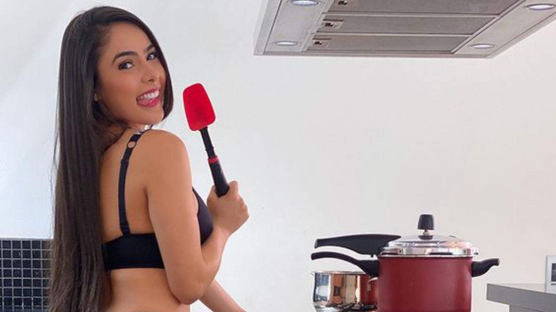 Juliana Caetano é clicada na cozinha e fãs notam detalhe: “Não fica com frio assim?” - Metropolitana FM