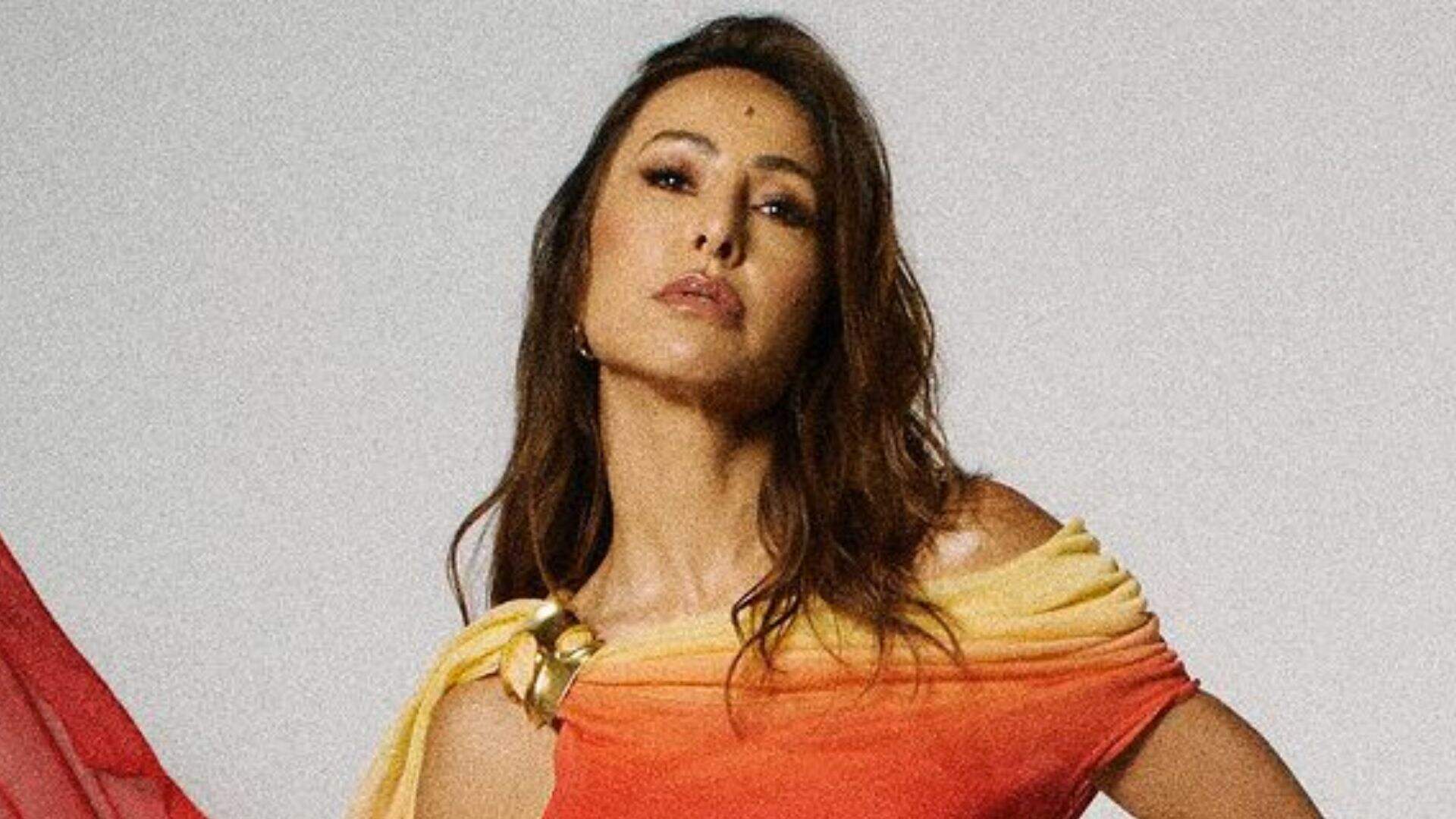 Sabrina Sato ajuda seguidores e dá ‘zoom’ ousado no próprio bumbum com vestido PP proibidão - Metropolitana FM