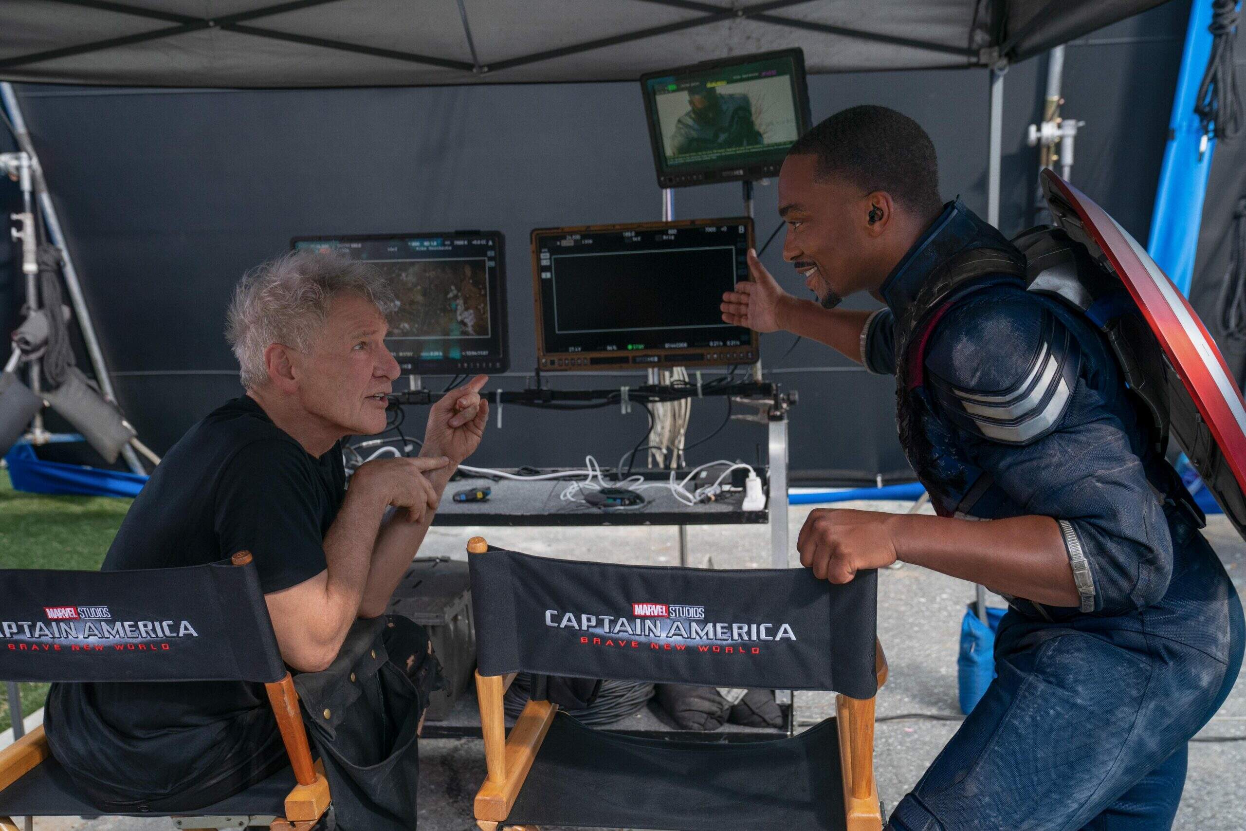 Harrison Ford e Anthony Mackie nos bastidores de "Captain America: Brave New World" (Foto: Reprodução)