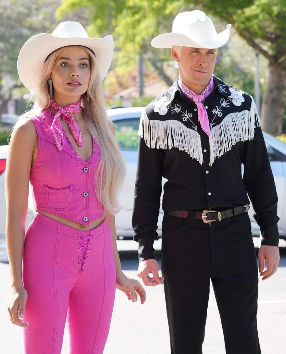 Barbie (Robbie) e Ken (Gosling) com roupas country (Foto: Reprodução/Warner Bros.)