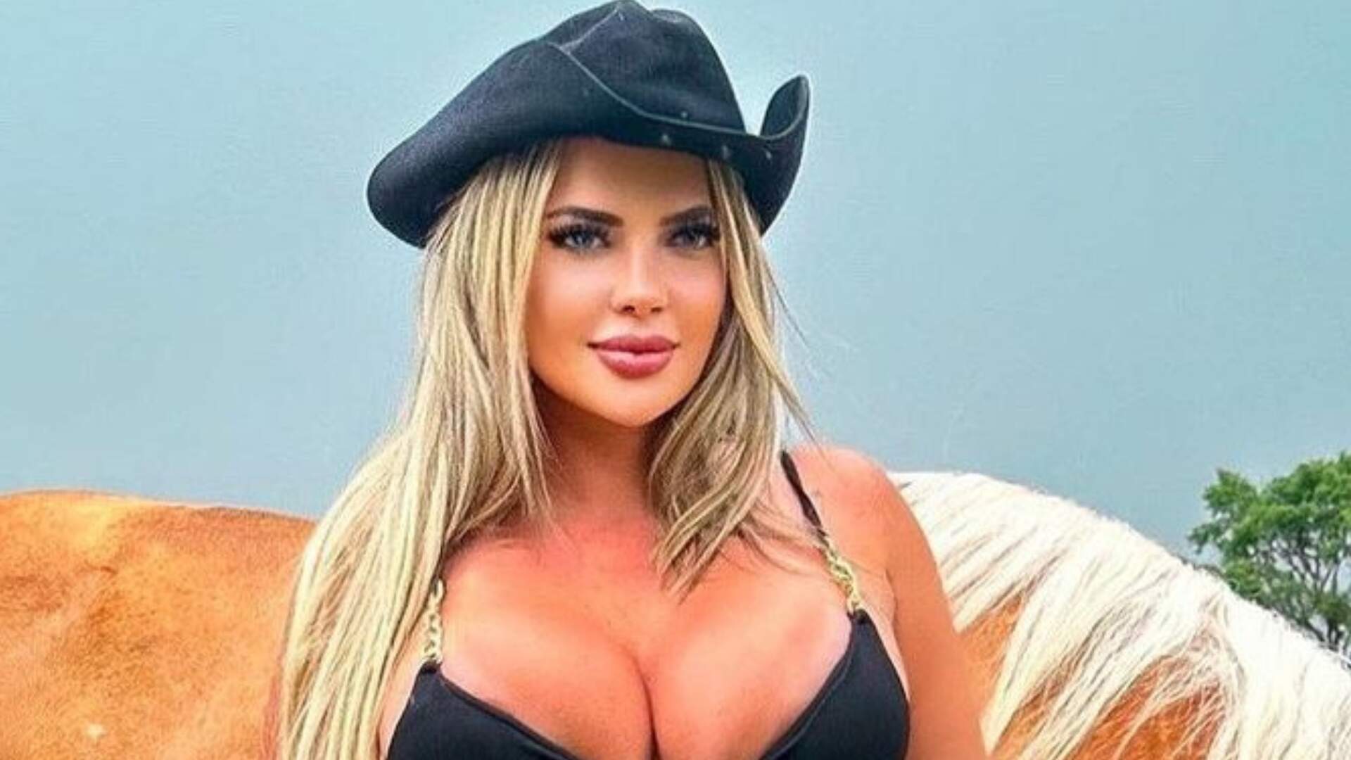 Montada em um cavalo, Denise Rocha mostra corpo real e quase quebra a internet com boa forma - Metropolitana FM