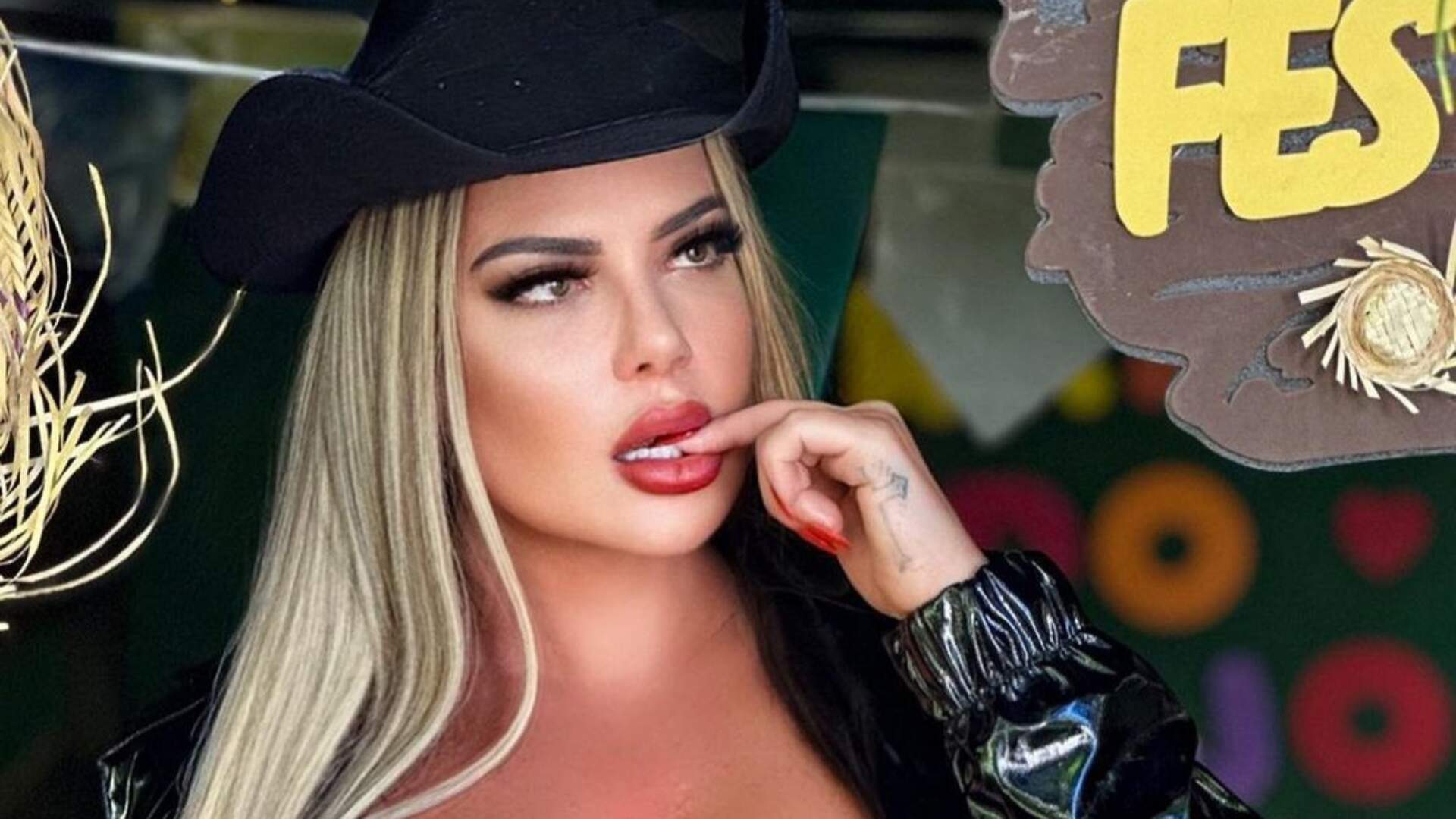Loucura: Denise Rocha coloca roupa polêmica e esbanja sensualidade em festa junina; Não perca! - Metropolitana FM