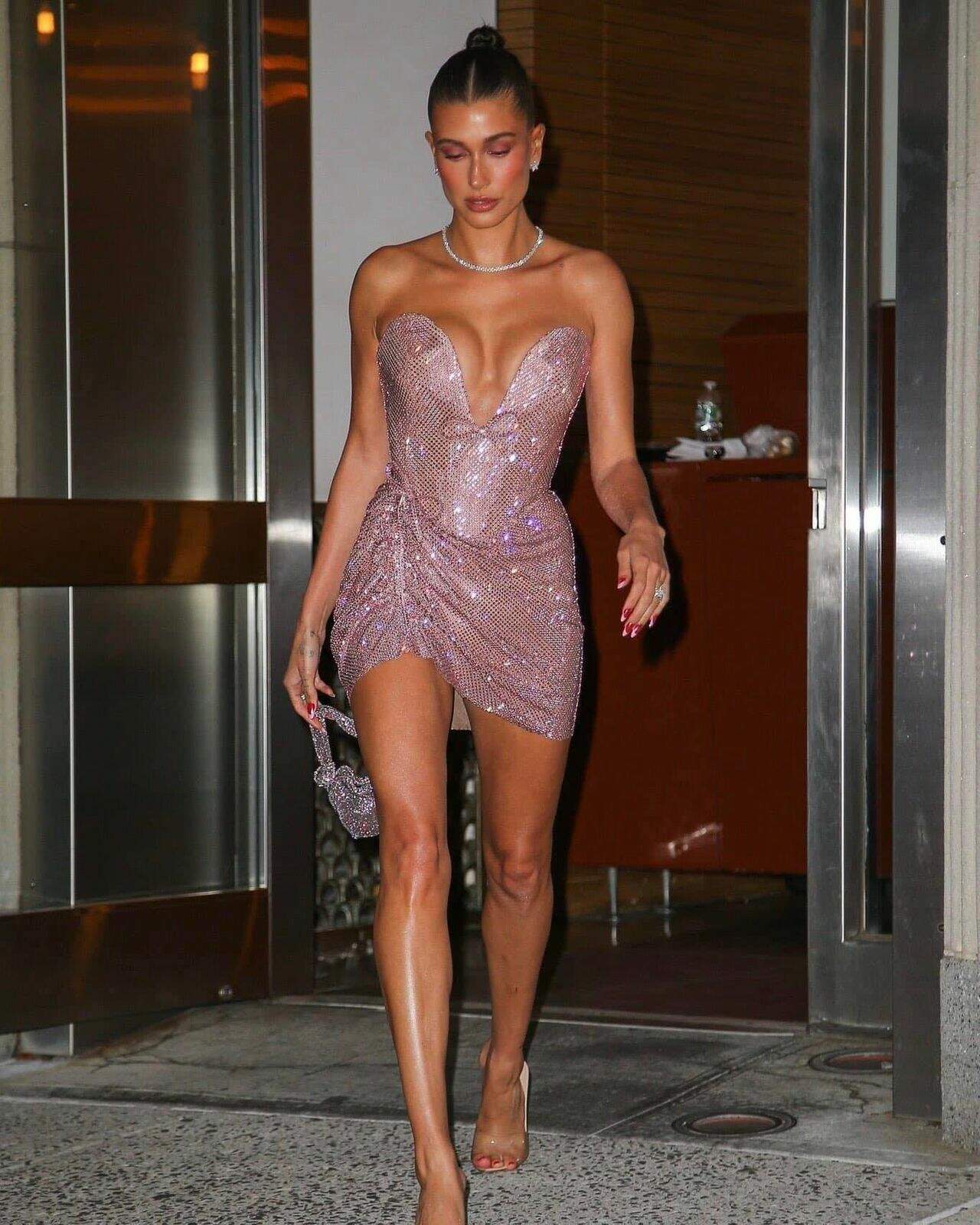 Hailey Bieber impressiona com vestido pink, cintilante e decotado pelas ruas de Nova York