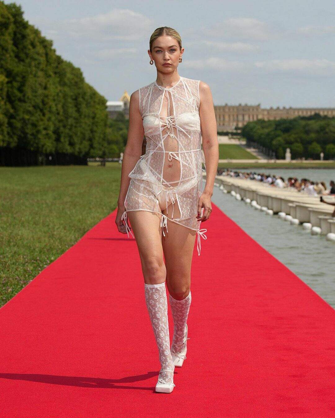 Gigi Hadid desfila para a Jacquemus
