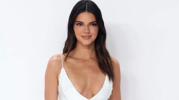 Kendall Jenner abusa da transparência e look revelador chama atenção da web