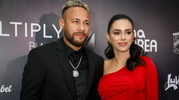 Acompanhada de Neymar, Bruna Biancardi exibe barriguinha de grávida em premiação