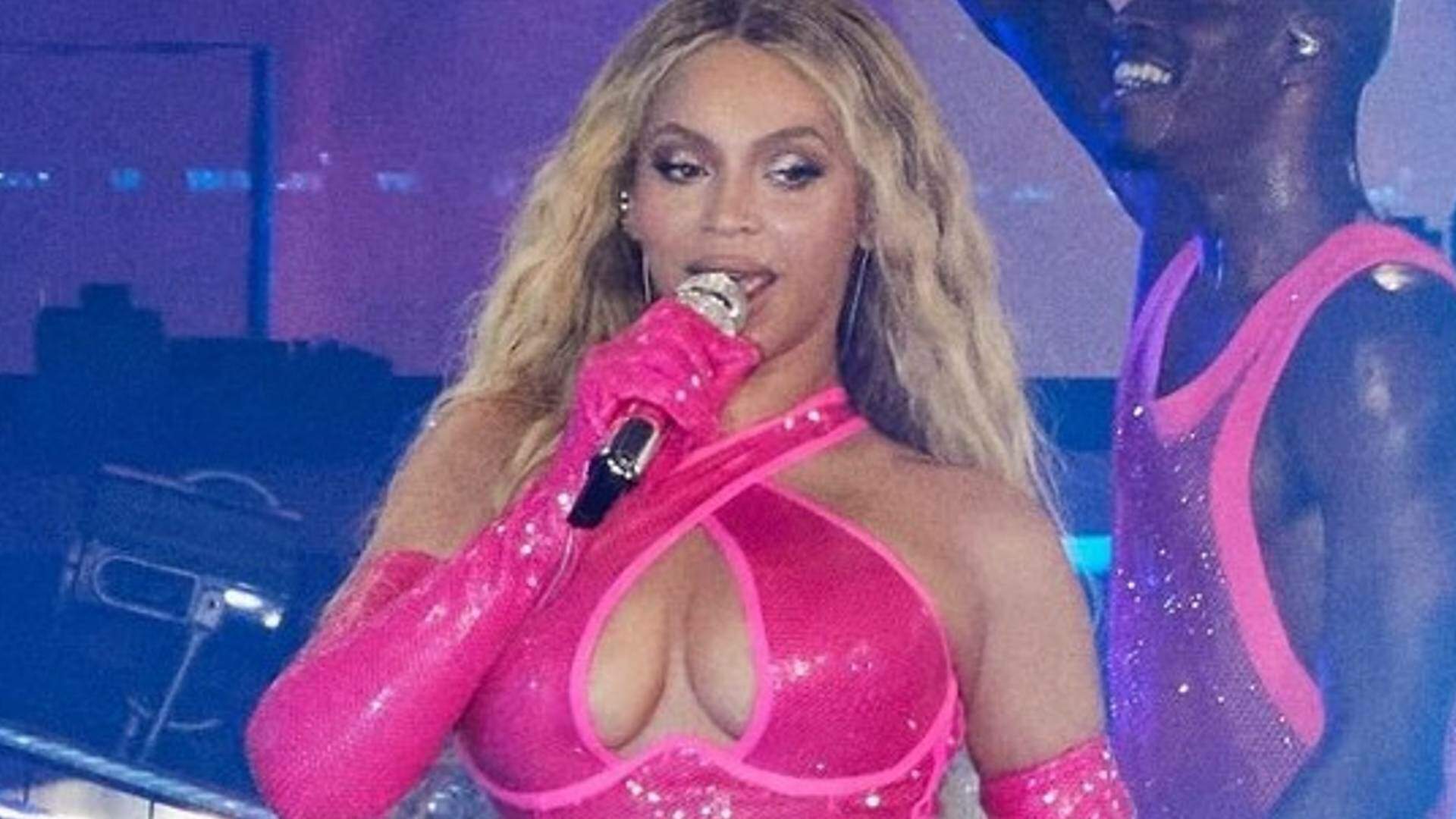 Com look decotado, Beyoncé passa por apuro e quase ‘paga peitinho’ durante performance musical: “Deu pra ver” - Metropolitana FM