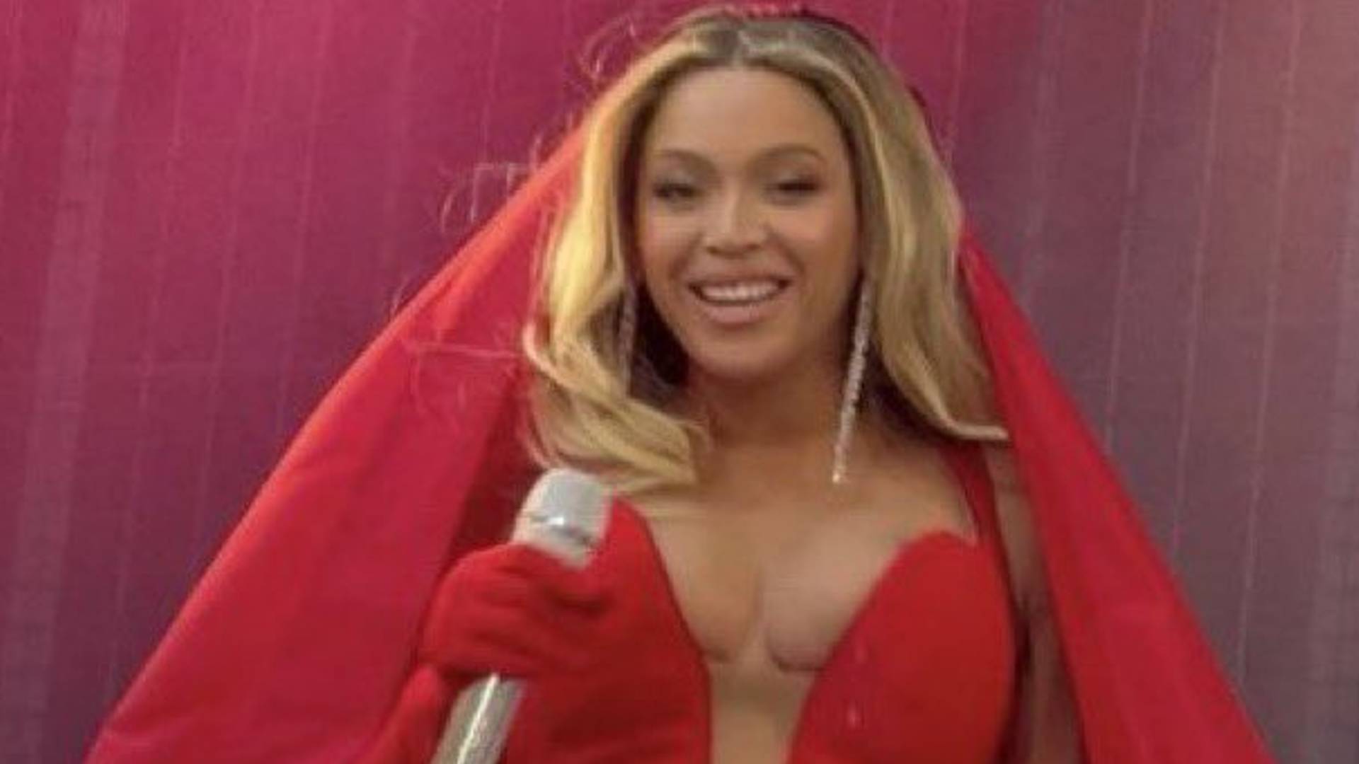 Sortuda! Fã brasileira faz anúncio especial durante show de Beyoncé e ganha surpresa incrível da cantora   - Metropolitana FM